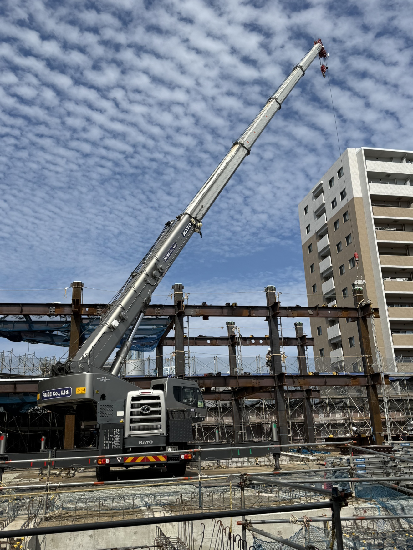 愛知県での1,400t規模の鉄骨建方現場でのクレーン作業風景