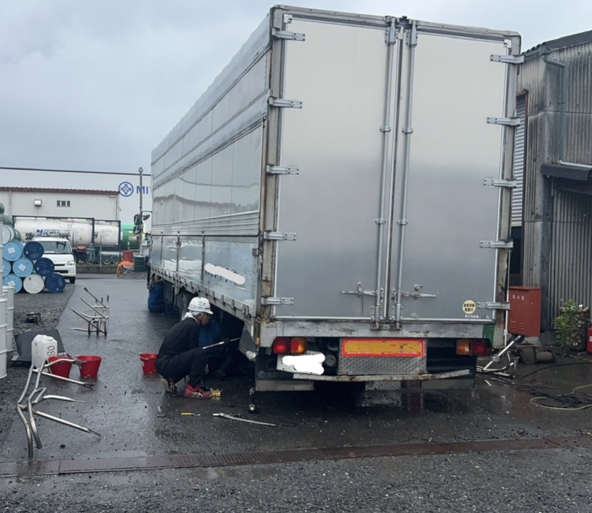 大型トラックの荷台の取り外ししてからの設置作業