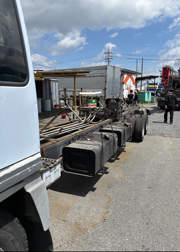 大型トラックの荷台の取り外ししてからの設置作業