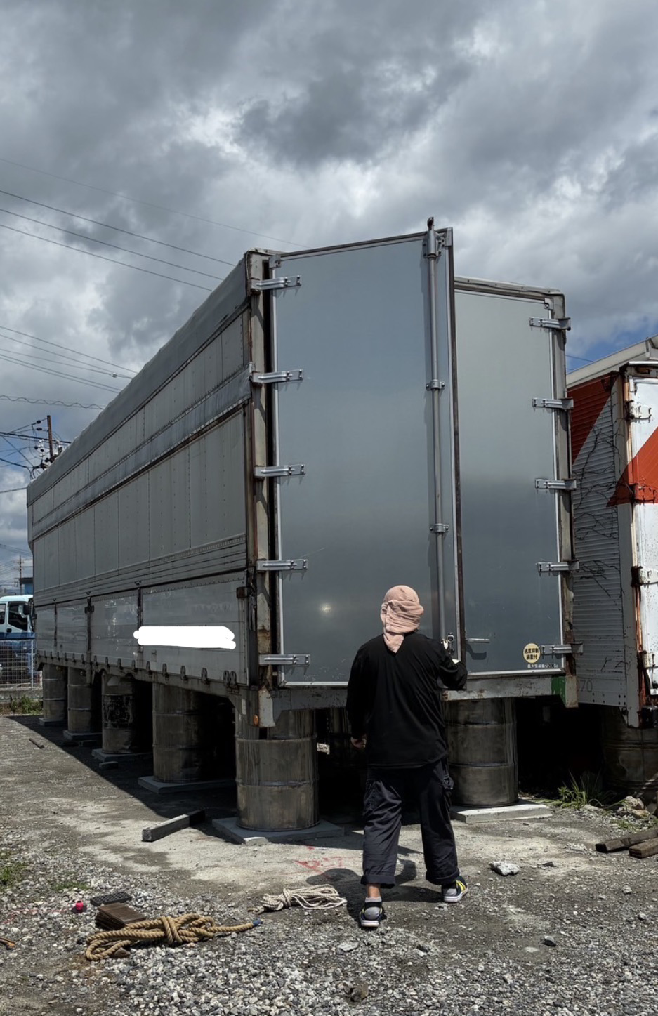 大型トラックの荷台の取り外ししてからの設置作業