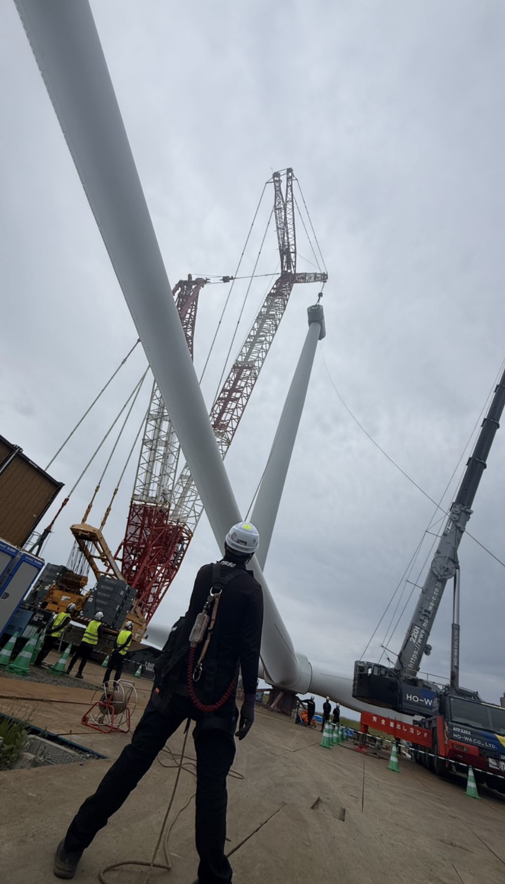 北海道最北端の稚内市、風車の発電機入替作業